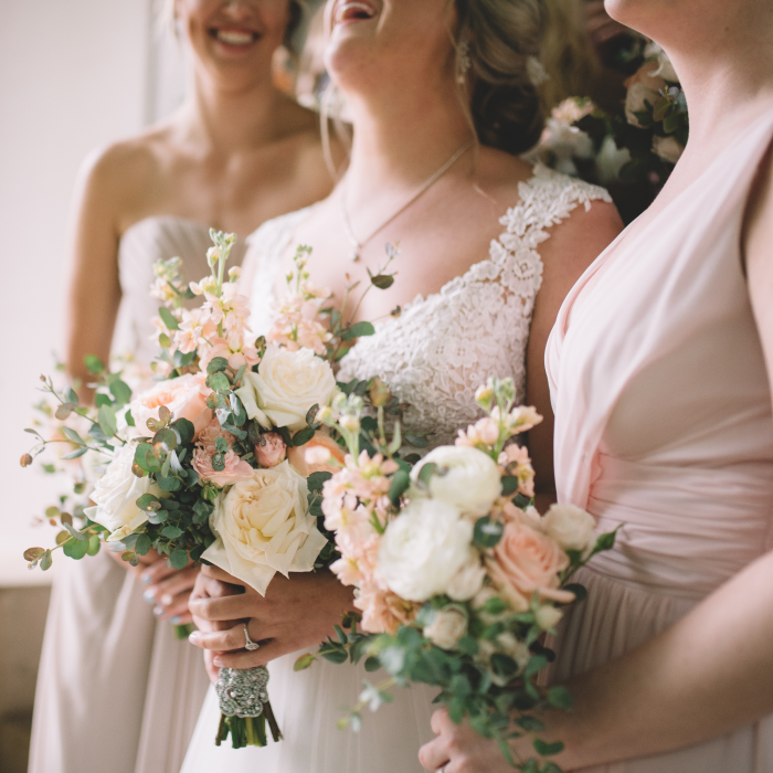 Mariée Demoiselles D'Honneur Fleurs Bouquet Joie Événement Mariage